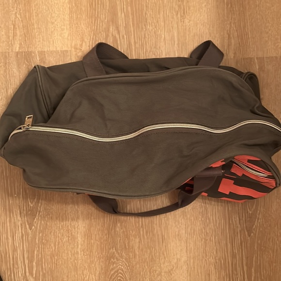 Rare Pink Victoria Secret Duffel Travel Bag - Picture 7 of 7